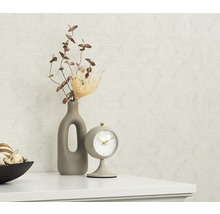 Decoratief stilleven met tafelklok, vaas en geometrisch behang