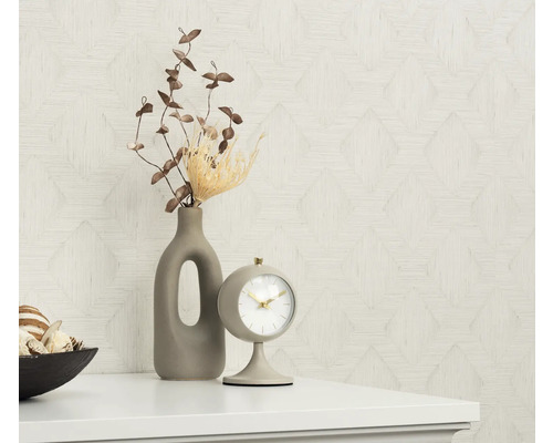 Decoratief stilleven met tafelklok, vaas en geometrisch behang