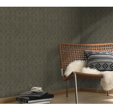 Kamerzicht met patroonbehang, fauteuil en decoratie