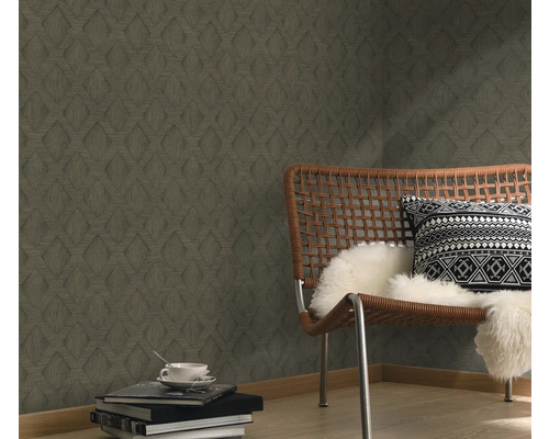 Kamerzicht met patroonbehang, fauteuil en decoratie