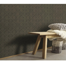 Kamerdecoratie met patroonbehang, zitbank, kussen en manden