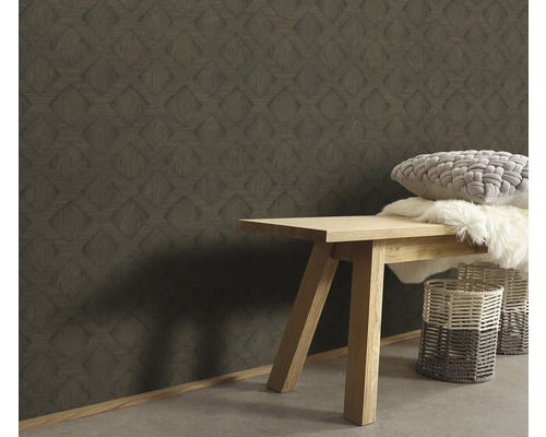 Kamerdecoratie met patroonbehang, zitbank, kussen en manden