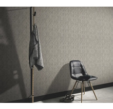 Scene met patroonbehang, kapstok en stoel