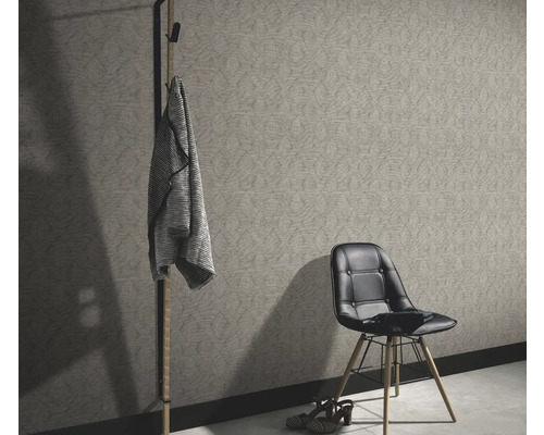 Scene met patroonbehang, kapstok en stoel