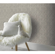 Decoratieve kamer met behang met patroon en stoel met kussen en decoratief figuur