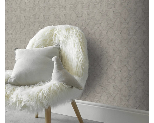 Decoratieve kamer met behang met patroon en stoel met kussen en decoratief figuur