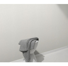 Grijze deken op een witte kruk