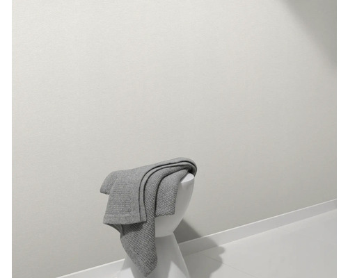 Grijze deken op een witte kruk