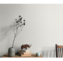 Wanddecoratie met plantendecoratie, stapel boeken en houten figuur