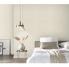 Slaapkamer met bed, nachtkastje en hanglampen