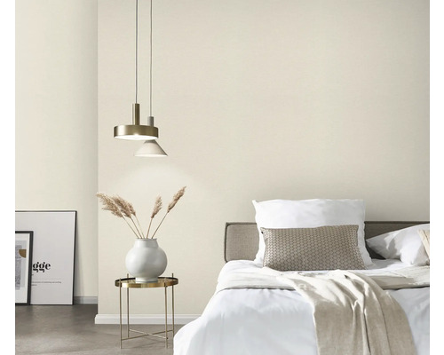 Slaapkamer met bed, nachtkastje en hanglampen