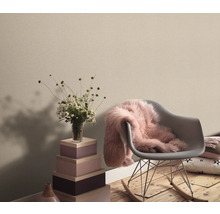 Lichte, vriendelijke interieurinrichting met decoraties zoals bloemen, een deken en een zitmeubel.