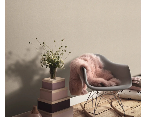 Lichte, vriendelijke interieurinrichting met decoraties zoals bloemen, een deken en een zitmeubel.