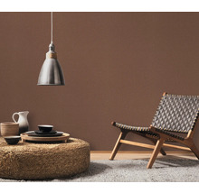 Woonkamer met hanglamp, zitmogelijkheid en decoratie op een tafel