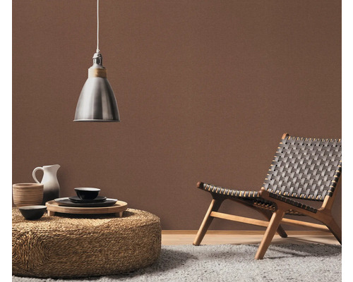 Woonkamer met hanglamp, zitmogelijkheid en decoratie op een tafel