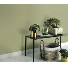 Wanddecoratie met planten op een tafel en een mand