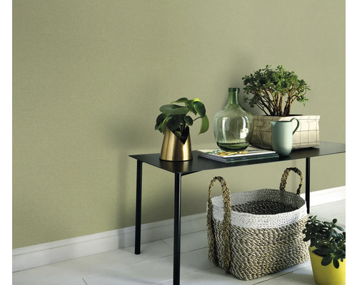 Wanddecoratie met planten op een tafel en een mand