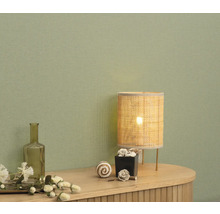 Decoratief interieur met tafellamp en accessoires op een dressoir voor een muur.