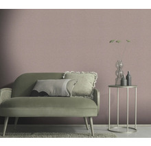 Woonkamer met bank, tafel en textielbehang