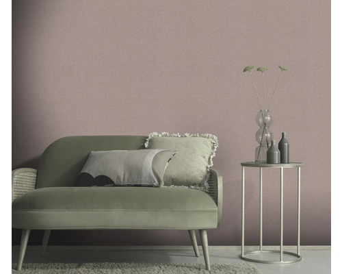 Woonkamer met bank, tafel en textielbehang