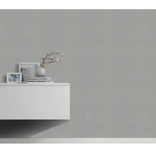 Woonkamer met grijs behang, dressoir en decoratie