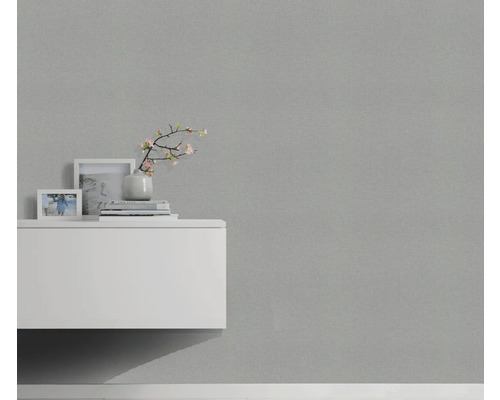 Woonkamer met grijs behang, dressoir en decoratie