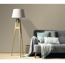 Woonkamer met vloerlamp en bank voor een gestructureerd behang