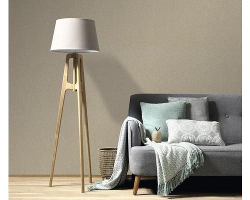 Woonkamer met vloerlamp en bank voor een gestructureerd behang