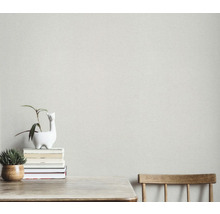 Lichtgekleurd, gestructureerd behang op een muur