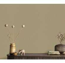 Decoratieve wand met structuurbehang in een natuurlijke look.