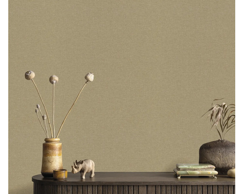 Decoratieve wand met structuurbehang in een natuurlijke look.