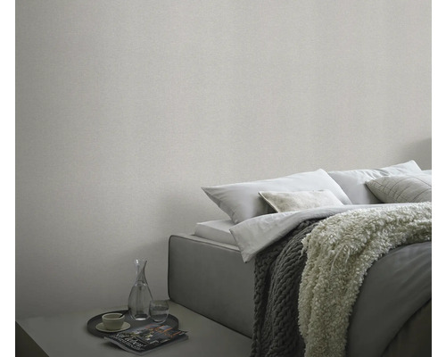 Wanddecoratie met behang in slaapkamer met bed en nachtkastje