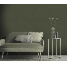 Woonkamer met bank, bijzettafel en groen wandbehang