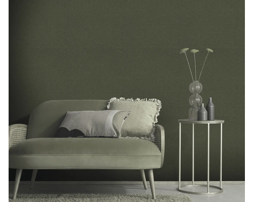 Woonkamer met bank, bijzettafel en groen wandbehang