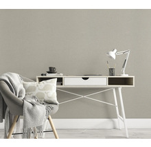 Kamerimpressie met bureau, stoel met deken en kussen voor een gestructureerd behang