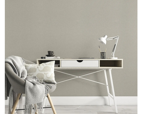 Kamerimpressie met bureau, stoel met deken en kussen voor een gestructureerd behang