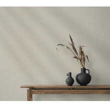 Afbeelding van een wandbehang met matzwarte vazen en gedroogde planten op een houten plank.