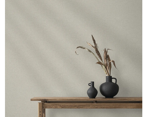 Afbeelding van een wandbehang met matzwarte vazen en gedroogde planten op een houten plank.