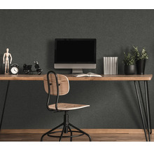 Een werkkamer met een houten bureau, een stoel en een computer