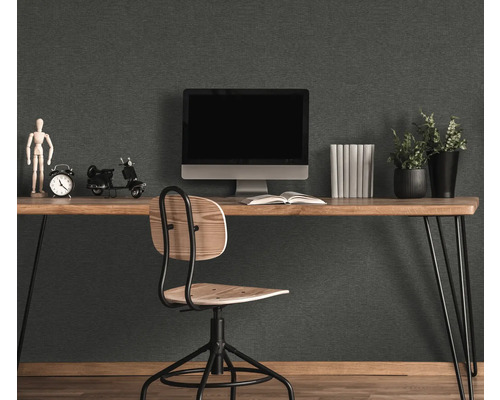 Een werkkamer met een houten bureau, een stoel en een computer