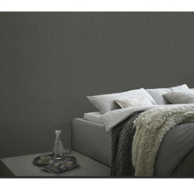 Slaapkamer met textielbehang, bed en nachtkastje