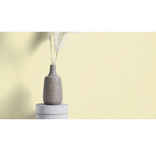 Decoratieve vaas met droogbloemen op een voetstuk