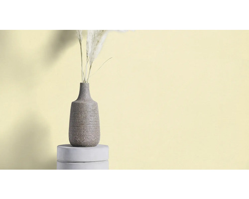 Decoratieve vaas met droogbloemen op een voetstuk