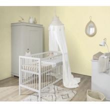 Lichte kinderkamer met ledikant, hemel, commode, kledingkast en decoratie