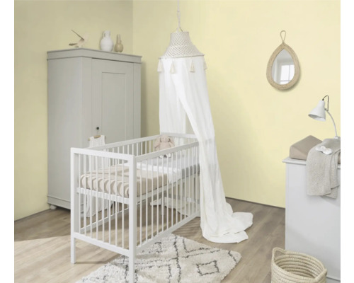 Lichte kinderkamer met ledikant, hemel, commode, kledingkast en decoratie