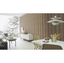 Lichte woonkamer met gestreept behang, eettafel, dressoir en groot raam