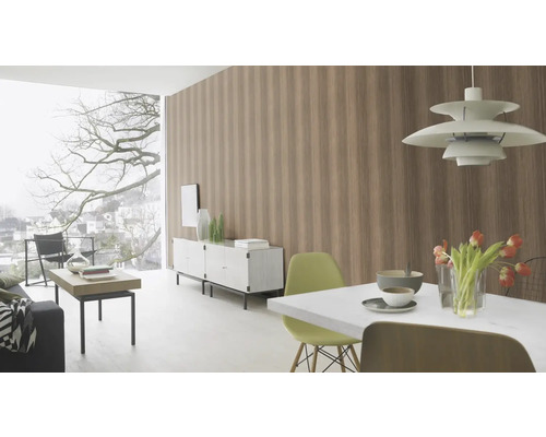 Lichte woonkamer met gestreept behang, eettafel, dressoir en groot raam