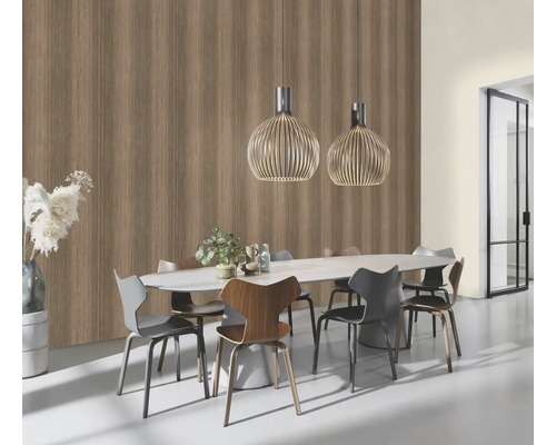 Eetkamer met eettafel, stoelen en hanglampen voor een wand met behang in houtlook