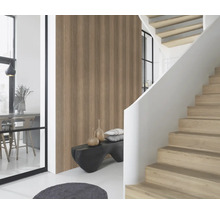 Lichte ruimte met houten trap, wandpanelen met houtlook en decoratieve elementen