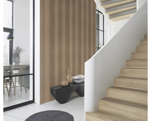 Lichte ruimte met houten trap, wandpanelen met houtlook en decoratieve elementen